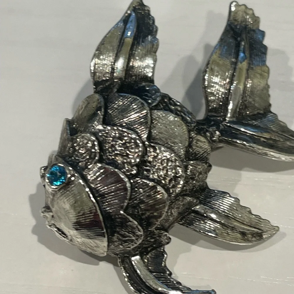 Vintage blue rhinestone eye silver tone fish w scales brooch pin jewelry ocean - Picture 2 of 6